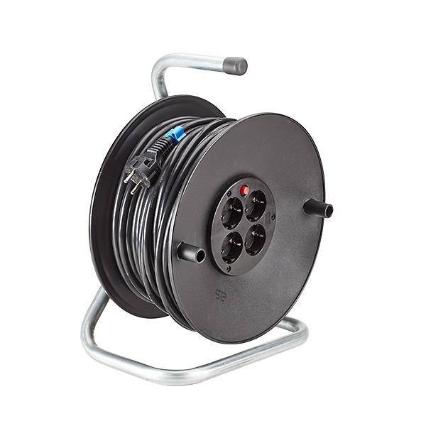 Eine schwarze Kabeltrommel mit vier Steckdosen und einem europäischen Stecker ist auf einem Metallständer montiert, aufgewickelt mit schwarzem Elektrokabel.
