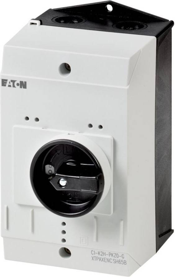 Eine weiße elektrische Wandsteckdose mit einer runden, schwarzen Buchse. Der Markenname 'EATON' ist darüber gedruckt.