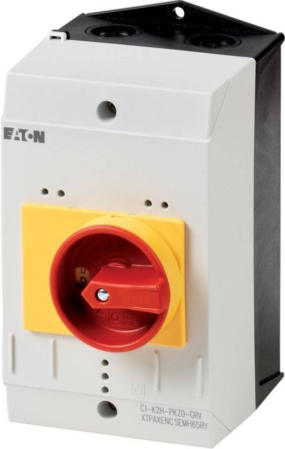 Ein wandmontierter elektrischer Sicherheitsschalter mit einem auffälligen roten Drehgriff, der in eine gelbe quadratische Platte eingelassen ist, und der für das Abschalten der Stromversorgung im Notfall konzipiert ist.