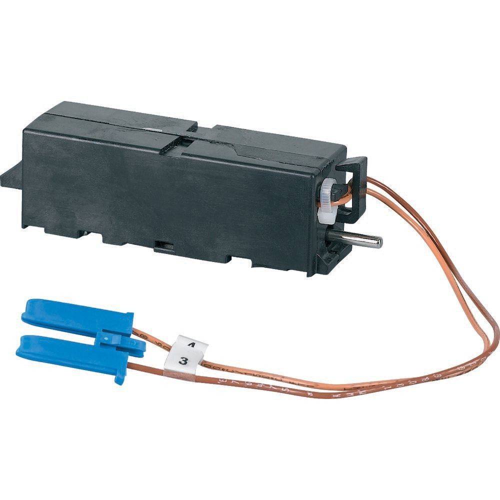 Ein kleiner schwarzer Elektromotor mit angeschlossenen Kabeln und blauen Steckern, verwendet zum Antrieb von Geräten, vor einem weißen Hintergrund abgebildet.