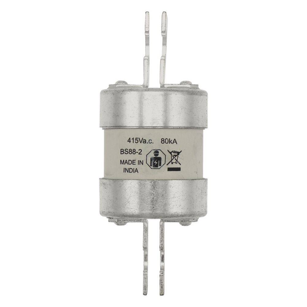 Eine zylindrische Elektrosicherung mit Metallstiften, beschriftet mit '415V a.c. 80kA', 'BS88-2' und 'Made in India'.