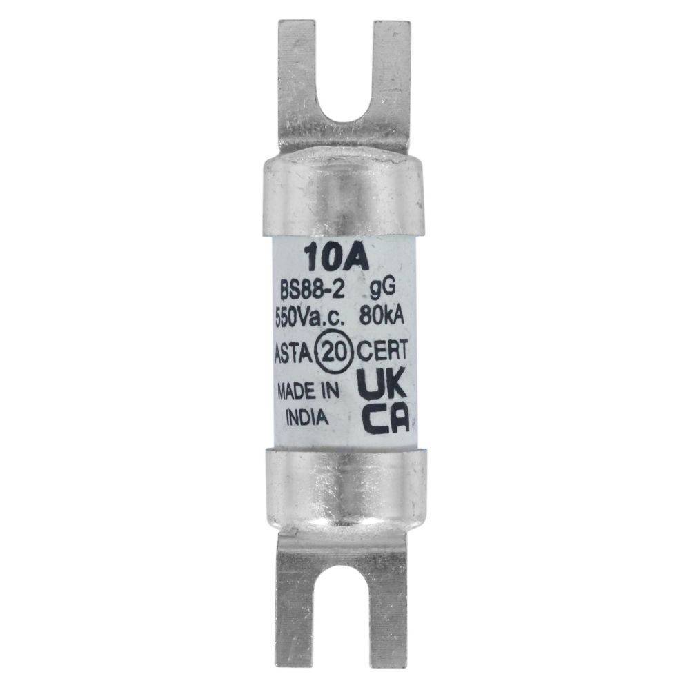 Ein 10A elektrischer Sicherungseinsatz mit der Beschriftung 'BS88-2 gG 550V a.c.' mit Zertifizierungsmarken 'ASTA 20 CERT' und 'UK CA', gekennzeichnet mit 'Made in India'.