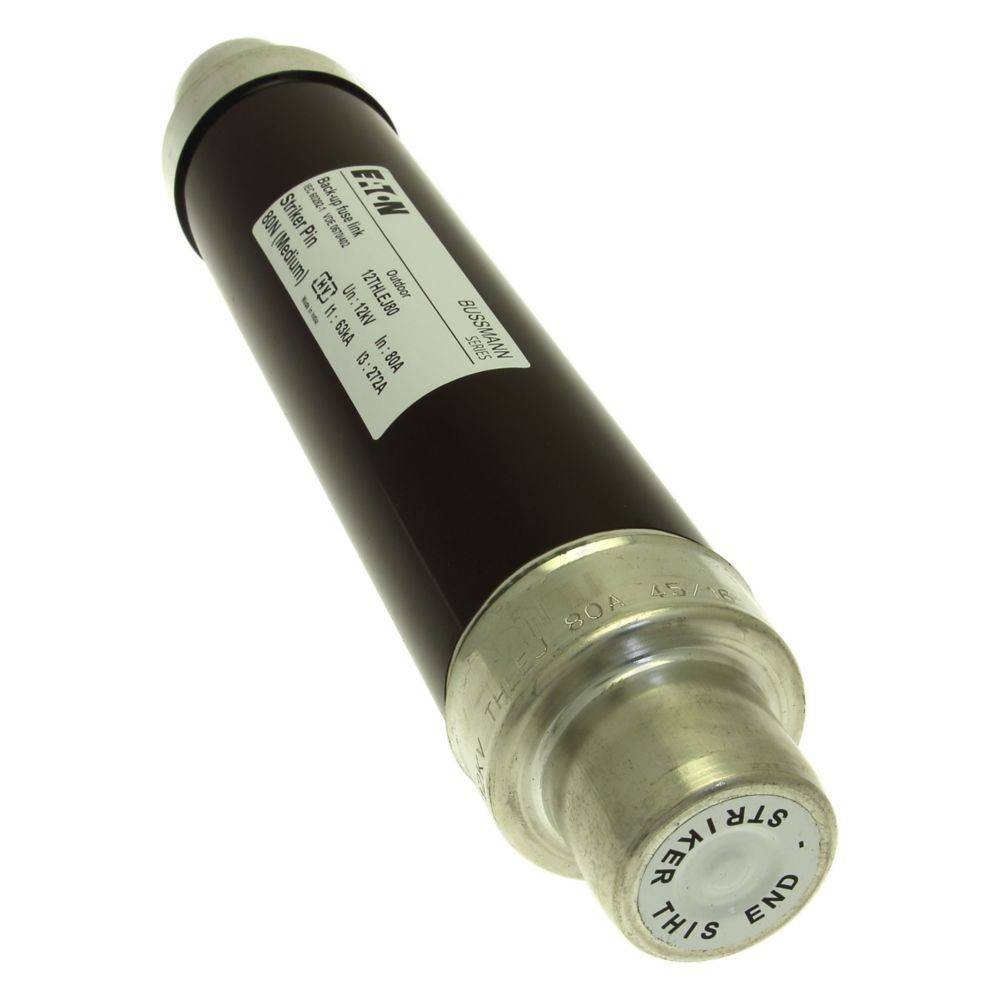 Eine zylindrische elektronische Komponente mit Metallendflächen, mit der Aufschrift 