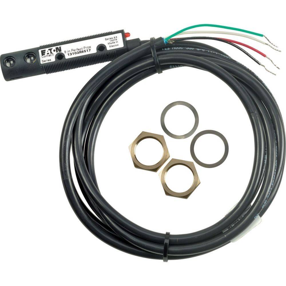 Ein zylindrischer schwarzer Sensor mit einem spiralförmigen Kabel und freiliegenden Kabeln, begleitet von drei Metallringen und zwei sechseckigen Muttern, vor einem weißen Hintergrund.