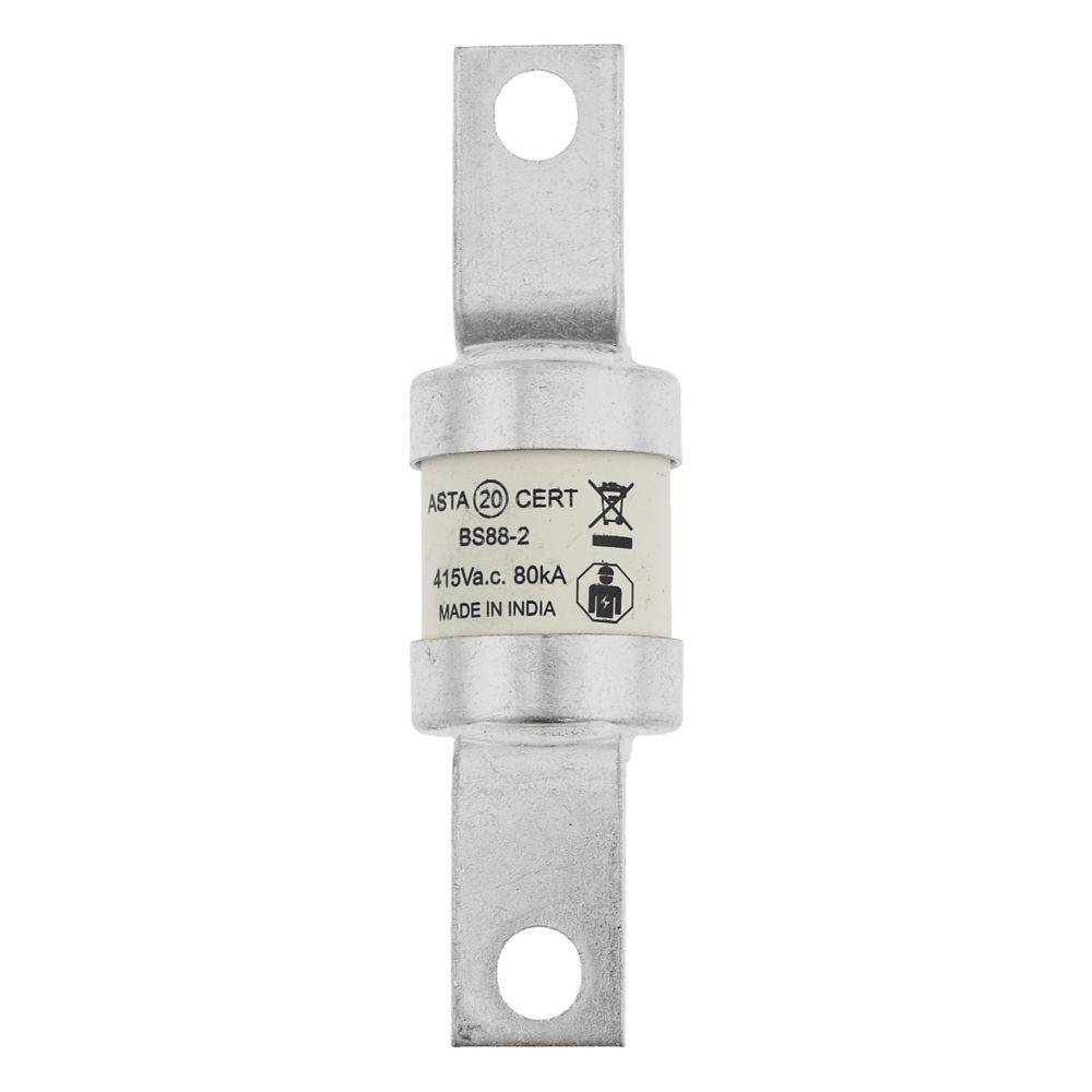 Eine zylindrische elektrische Sicherung mit Metallenden und einem Etikett mit der Aufschrift 'BS88-2, 415V a.c 80kA, Made in India, ASTA CERT'.