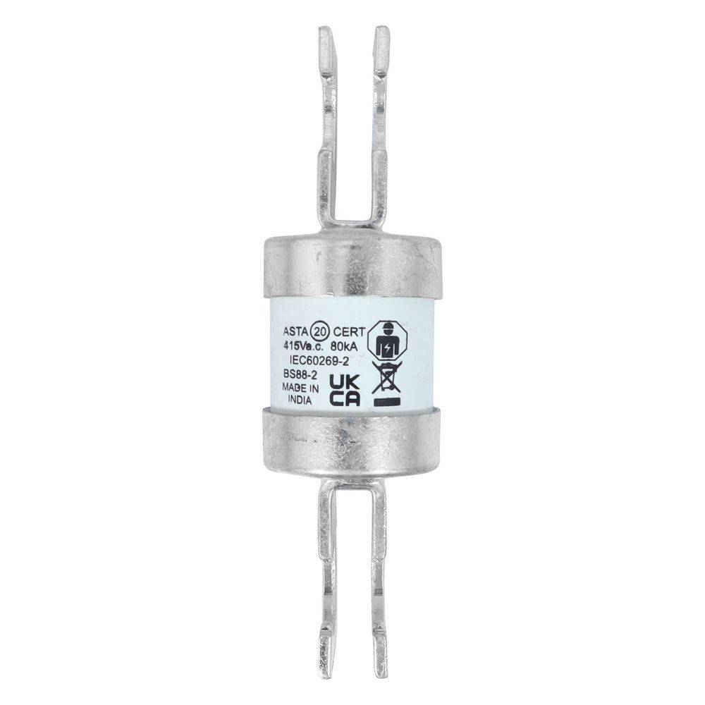 Eine zylindrische Elektrische Sicherung, ausgelegt für 415V, 80kA, mit Metallsteckverbindern an beiden Enden. Text auf der Sicherung enthält 'IEC60269-2' und 'Made in UK'.