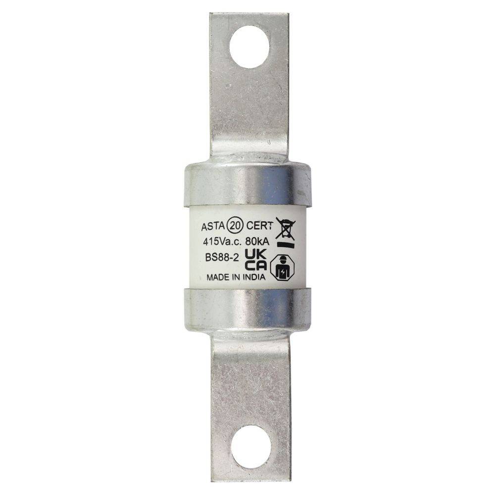 Eine zylindrische elektrische Sicherung mit Metallenden, gekennzeichnet mit 'ASTA 20 CERT' und '415V a.c. 80kA BS88-2', beschriftet mit 'Made in India'.