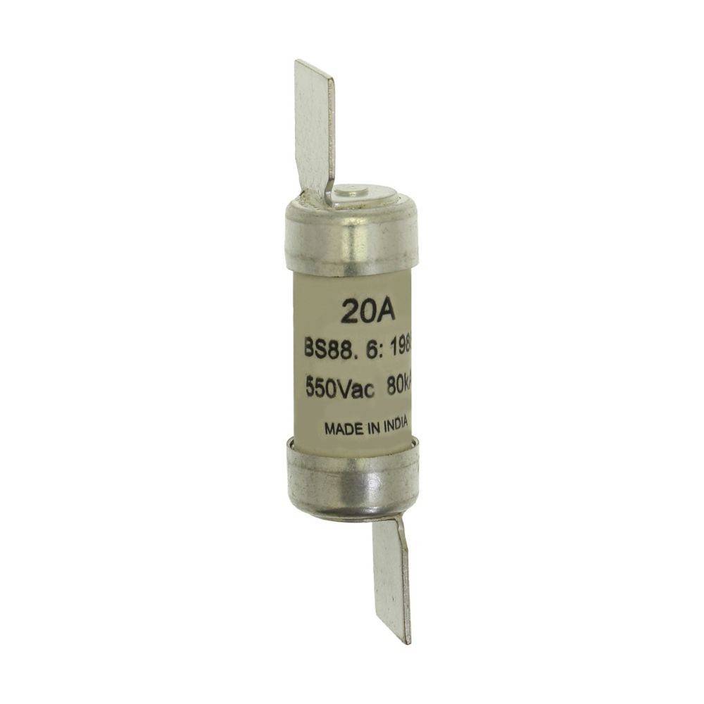 Eine Zylindersicherung mit der Beschriftung '20A, BS88.6:1988, 550Vac 80kA' mit Metallkappen und -klingen, vertikal positioniert. Markiert mit 'Made in India'.