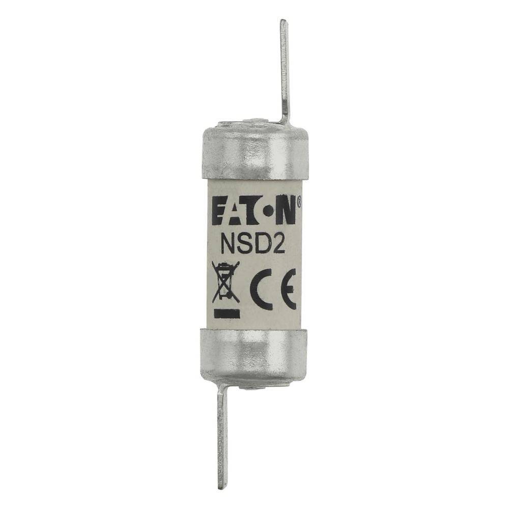 Eine zylinderförmige elektrische Sicherung mit Metallanschlüssen, beschriftet mit 'Eaton NSD2', enthält die CE-Kennzeichnung und ein durchgestrichenes Mülltonnen-Symbol.