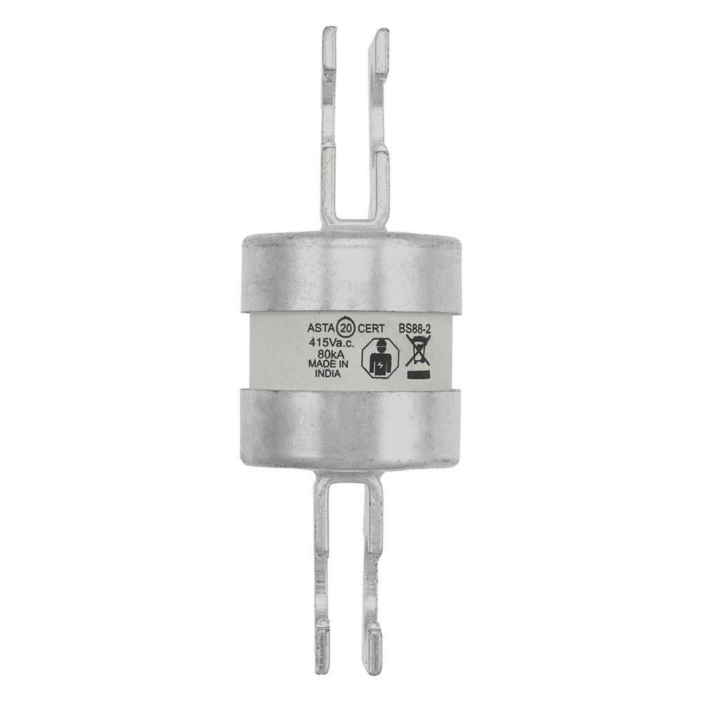Ein grauer zylindrischer elektrischer Sicherungseinsatz mit Metallbolzen an beiden Enden, beschriftet mit 'ASTA CERT 415V a.c., 80KA, BS88-2, Made in India'.