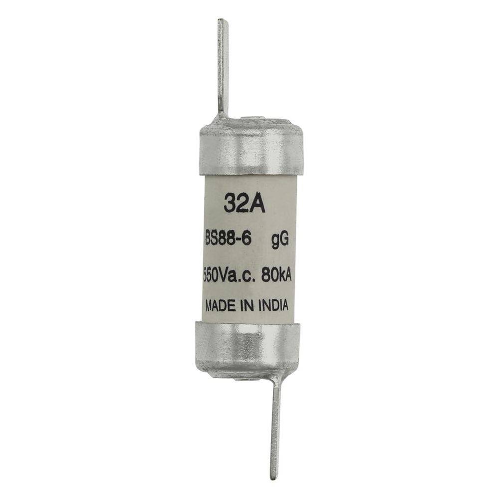 Eine Zylindersicherung mit der Markierung '32A BS88-6 gG 550V a.c. 80kA' mit Drahtenden, gekennzeichnet mit 'MADE IN INDIA'. Geeignet für elektrische Schaltkreise.