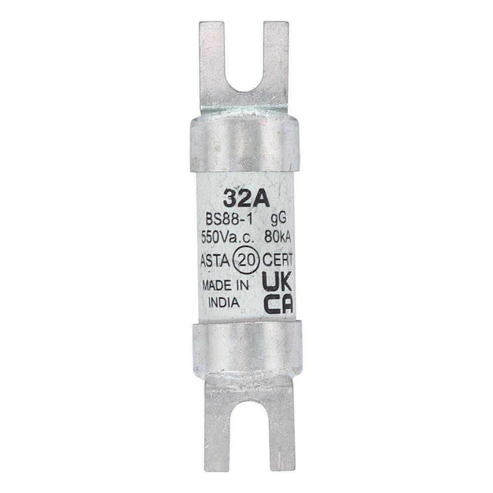 Ein zylindrischer Sicherungseinsatz mit Beschriftung 32A, BS88-1 gG, 550Vac, 80kA, ASTA 20 CERT, UK CA. Hergestellt in Indien.