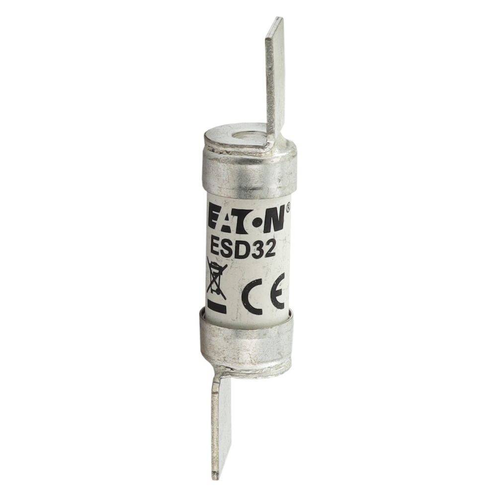 Eine zylindrische Eaton ESD32-Sicherung mit Metallkontakten an beiden Enden, gekennzeichnet mit 'CE'-Konformitätssymbolen.