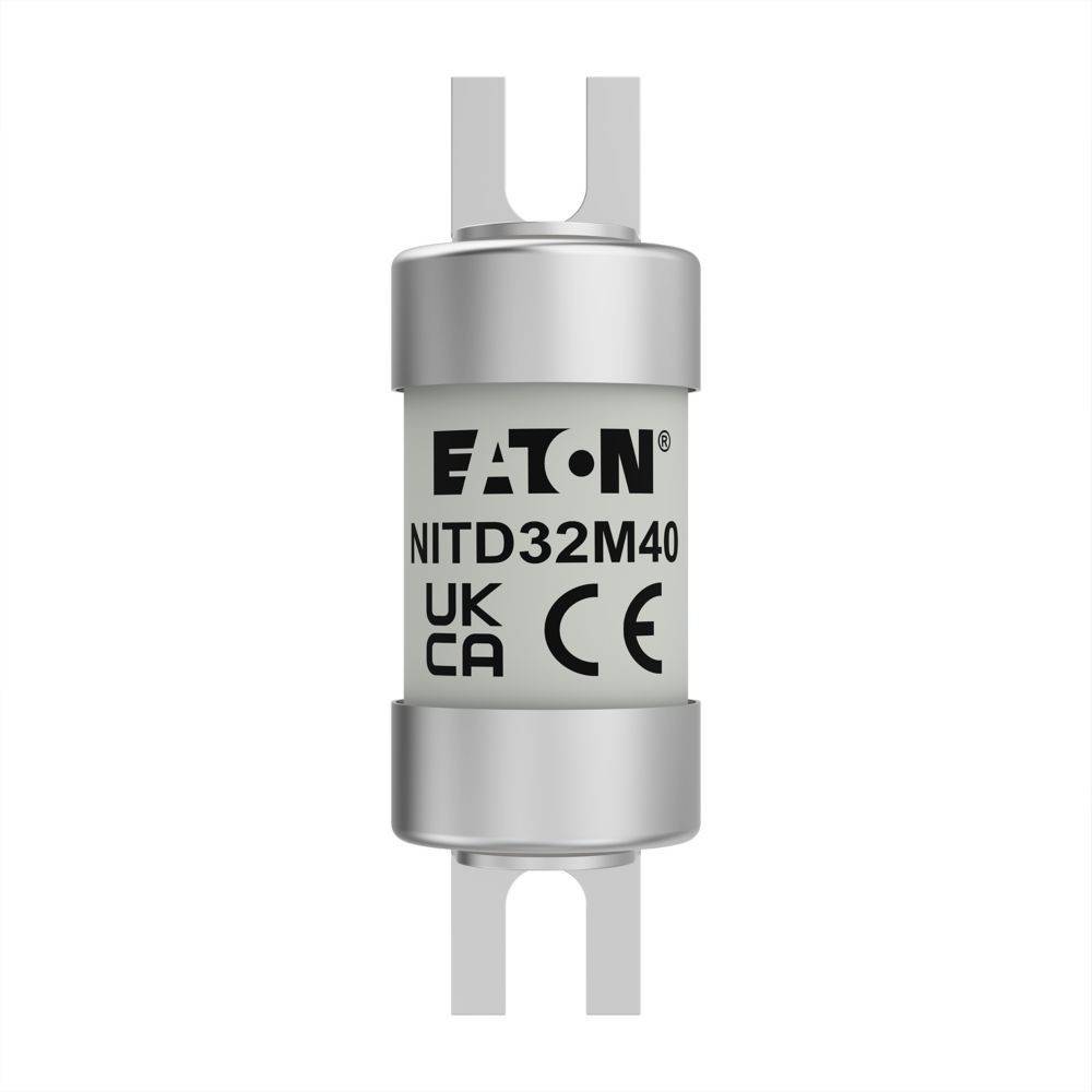 Eine Zylindersicherung mit der Bezeichnung 'Eaton NITD32M40', versehen mit UK- und CE-Zertifizierungen, ausgestattet mit Metallendeinsätzen für elektrische Verbindungen.
