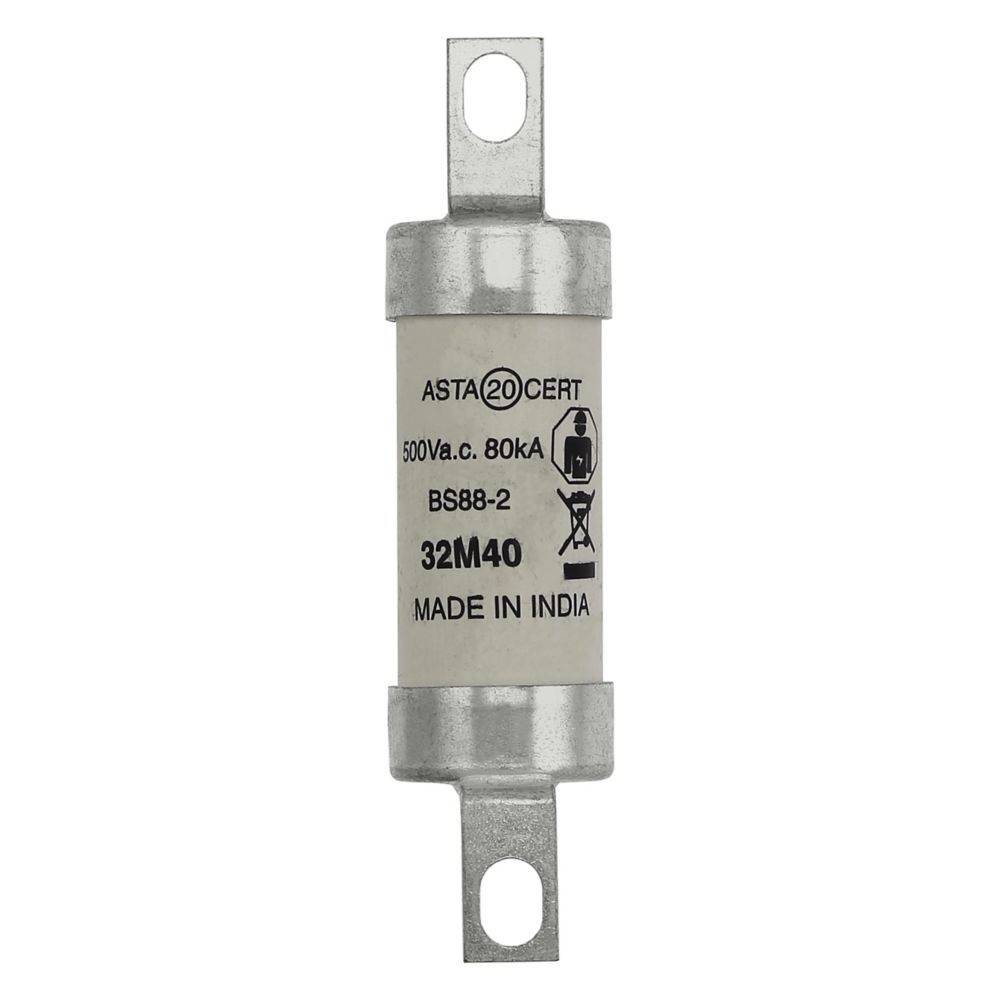 Eine zylindrische elektrische Sicherung mit der Markierung '32M40, 690V a.c. 80kA, BS88-2, ASTA 20 CERT' mit Metallverbindern und dem Etikett 'Made in India'.
