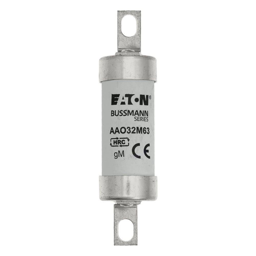 Eine weiße zylindrische Sicherung mit metallischen Endkappen, beschriftet mit 'Eaton Bussmann Series AAO32M63 HRC gM CE', die für elektrische Anwendungen konzipiert ist.