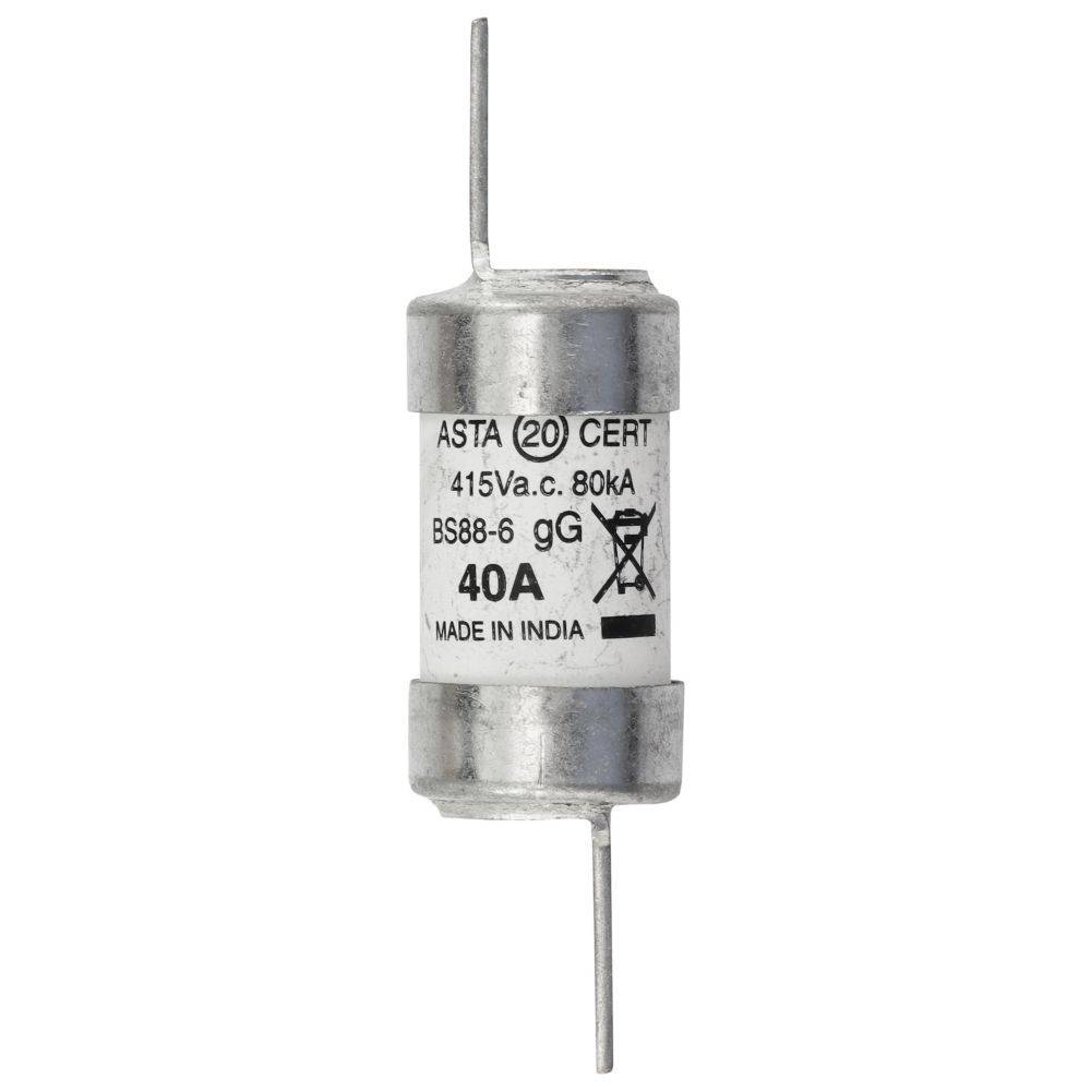 Eine Zylindersicherung mit Metallendeund gedrucktem Text: 'ASTA CERT 415Va.c. 80kA BS88-6 gG 40A MADE IN INDIA'. Sie ist für 40 Ampere ausgelegt.