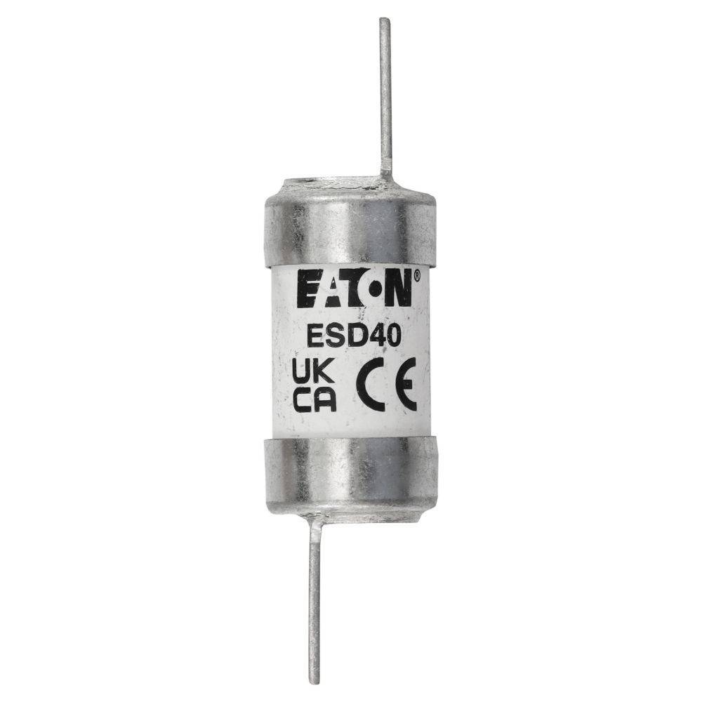 Eine Zylindersicherung mit der Beschriftung 'EATON ESD40 UK CA CE' mit Metallkappen und Drahtanschlüssen an beiden Enden.