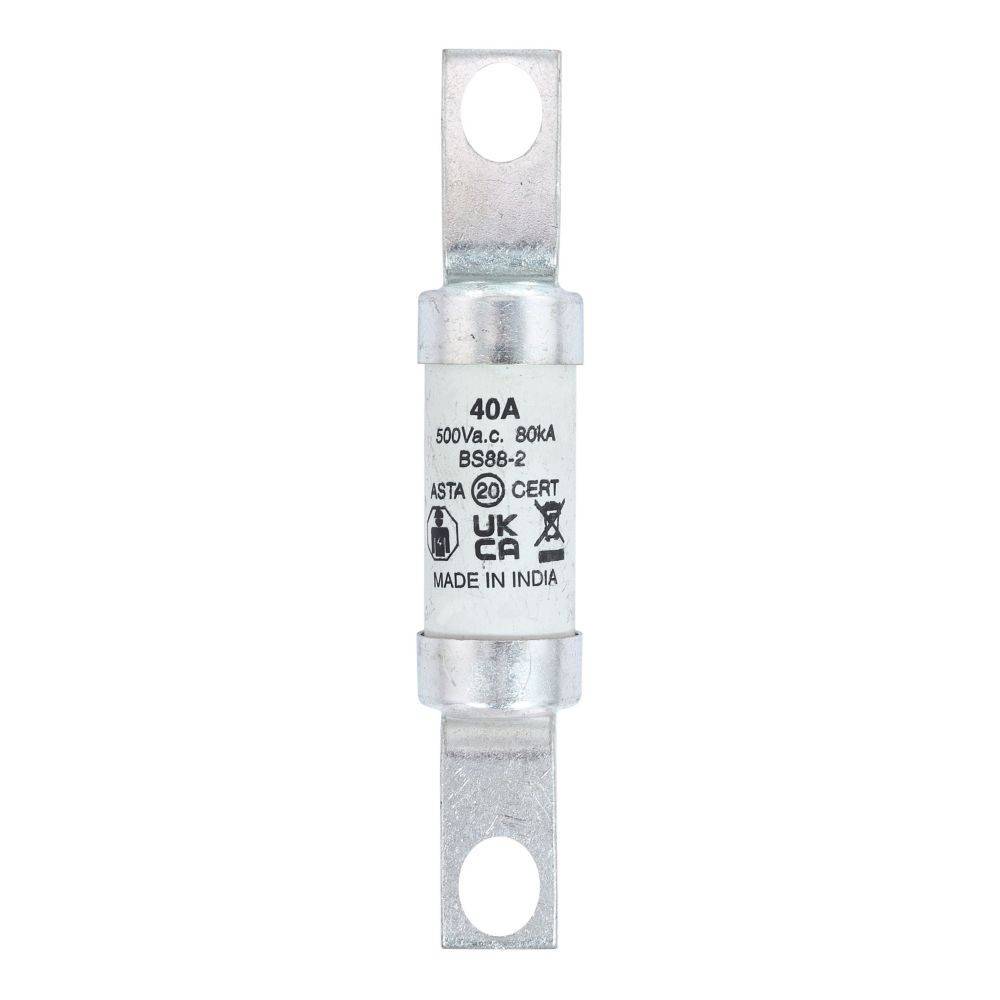 Das Bild zeigt eine 40A Sicherung, ausgelegt für 500V Wechselstrom und 80kA, konform mit BS88-2 Normen. Sie ist ASTA CERT zertifiziert und in Indien hergestellt.