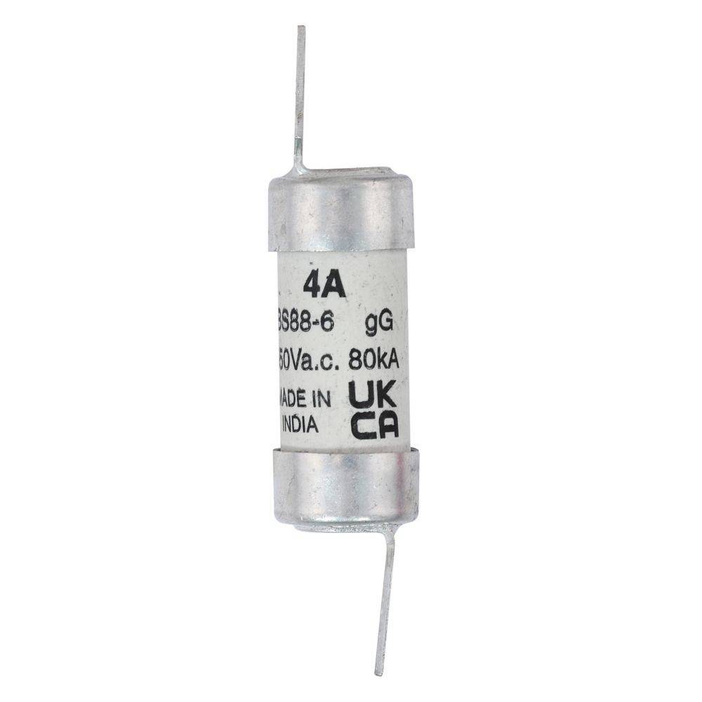 Eine zylindrische 4A-Sicherung mit Metallkappen und Anschlüssen, beschriftet mit 'BS88-6', '500V a.c. 80kA', 'MADE IN INDIA' und 'gG' mit einem 'UK'-Zeichen.