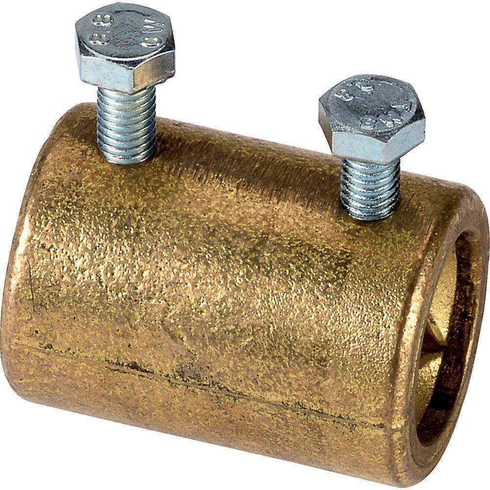 Eine Messingklempnerfitting mit zwei Stahlbolzen oben, die zum Verbinden von Rohren verwendet wird.