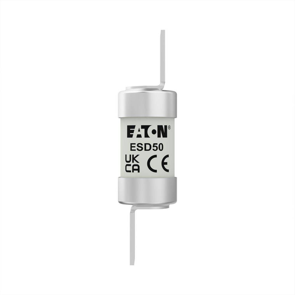 Eine zylindrische elektrische Sicherung, beschriftet mit 'EATON ESD50', mit 'UKCA'- und 'CE'-Markierungen auf weißem Hintergrund, die zwei Metallkontakte aufweist.
