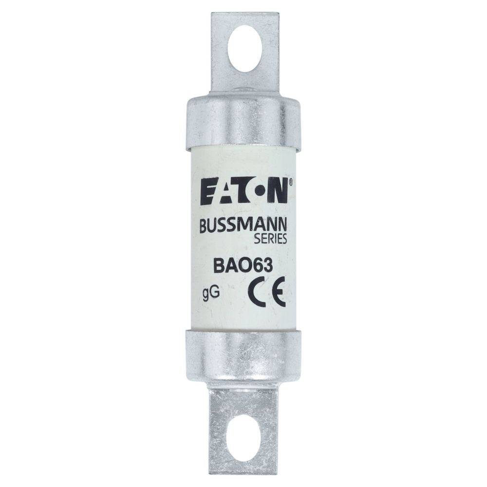 Eine Zylindersicherung mit metallischen Endkappen, beschriftet mit 'Eaton Bussmann Series BAO63 gG CE', die für elektrische Sicherheit konzipiert ist, vor einem weißen Hintergrund abgebildet.