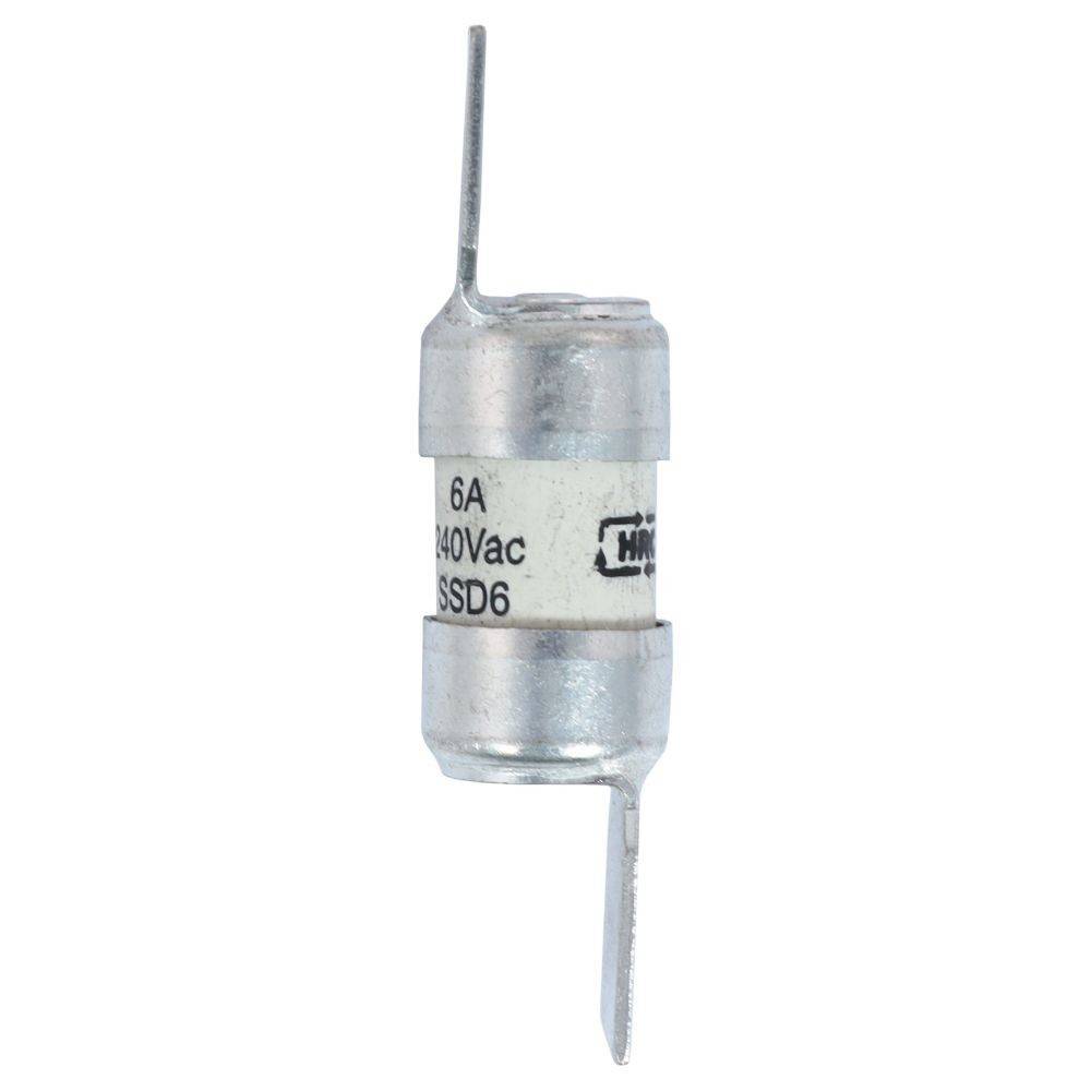 Eine Zylindersicherung mit Metallkappen und Anschlussbolzen, gekennzeichnet mit '6A 240Vac' und 'SSD6', zur elektrischen Stromkreisabsicherung.