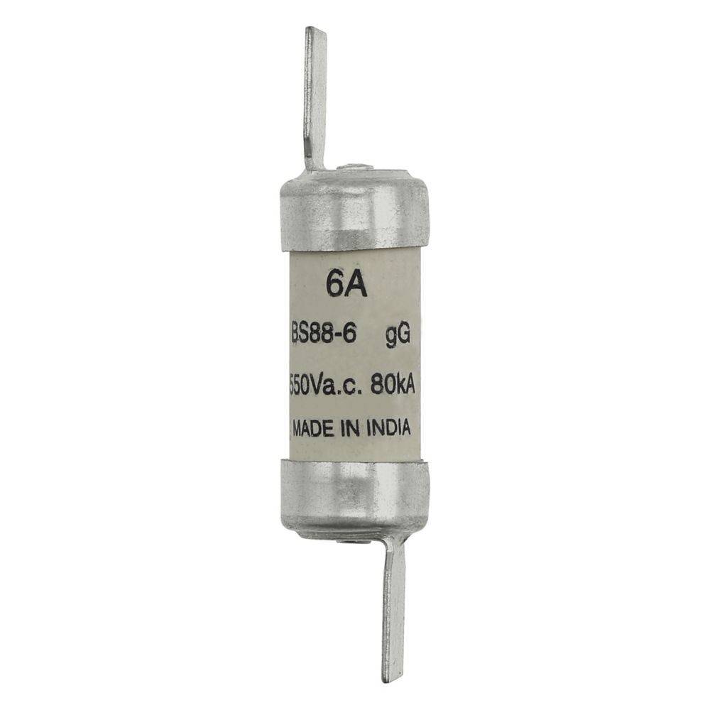 Eine Zylindersicherung mit der Beschriftung '6A BS88-6 gG 550V a.c. 80kA', versehen mit Metallkappen an beiden Enden. Der Text 'MADE IN INDIA' ist darunter gedruckt.