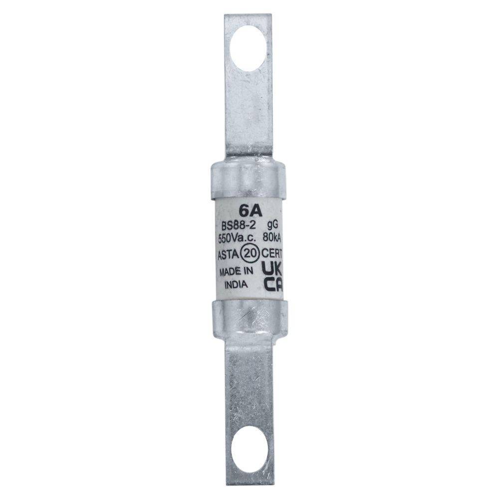 Eine zylindrische elektrische Sicherung mit der Aufschrift '6A, 550V a.c., BS88-2, 80kA'. In Indien hergestellt, von ASTA zertifiziert, mit Metallverbindern an beiden Enden.