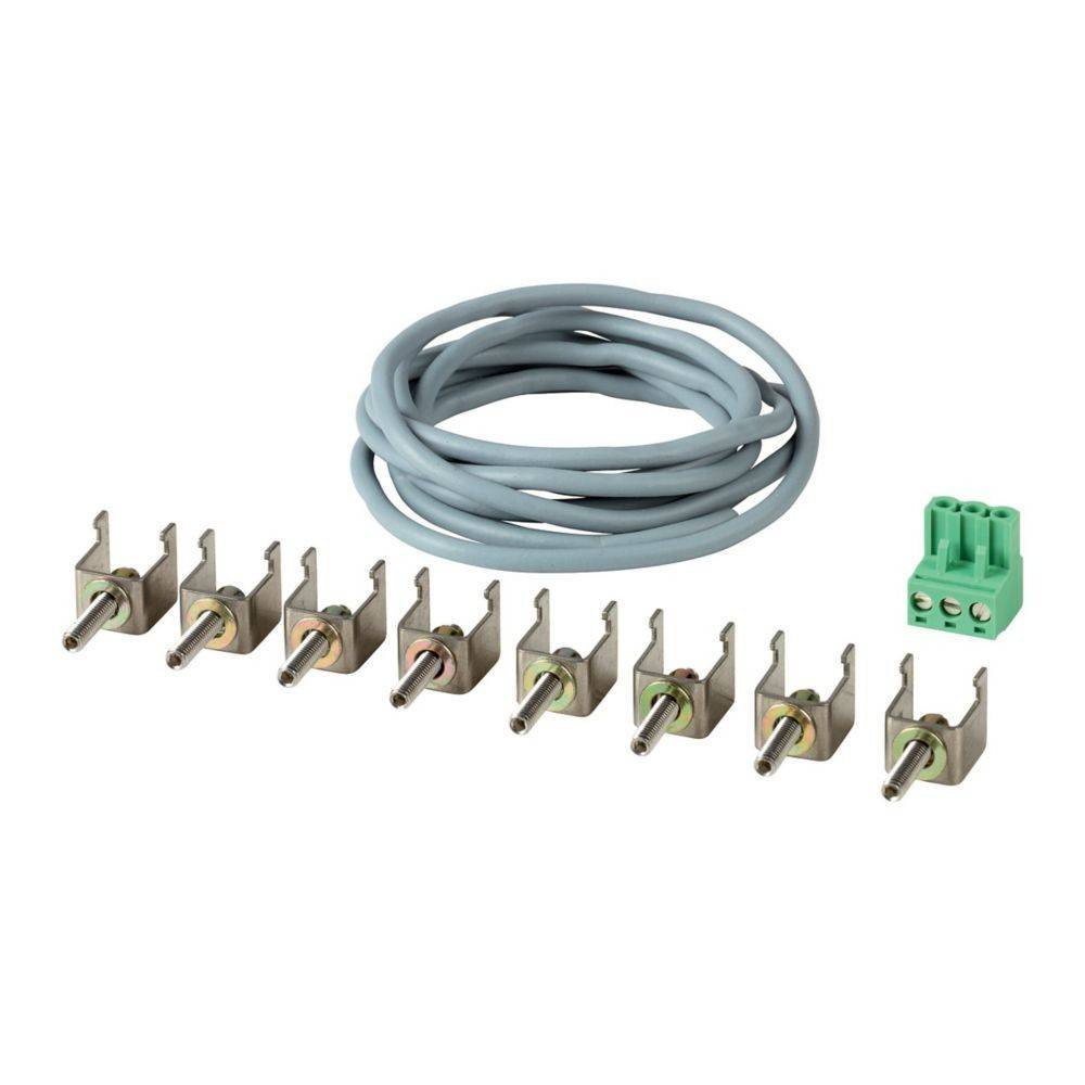 Eine Reihe von elektrischen Komponenten, bestehend aus neun Metallstiften, einer gewickelten grauen Drahtspule und einem kleinen grünen Anschluss.