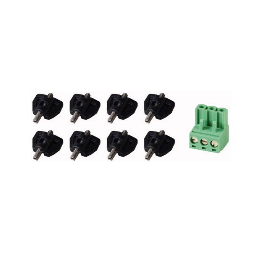 Acht schwarze Befestigungshardwareteile und ein grüner Drei-Slot-Elektro-Terminalblock, wahrscheinlich für die Montage elektronischer Komponenten verwendet.