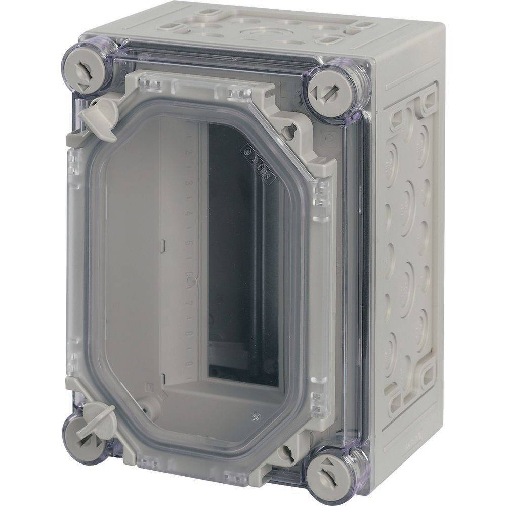Eine rechteckige, graue elektrische Verteilerdose mit einem transparenten Klappdeckel und Schrauben an jeder Ecke zur sicheren Schließung.