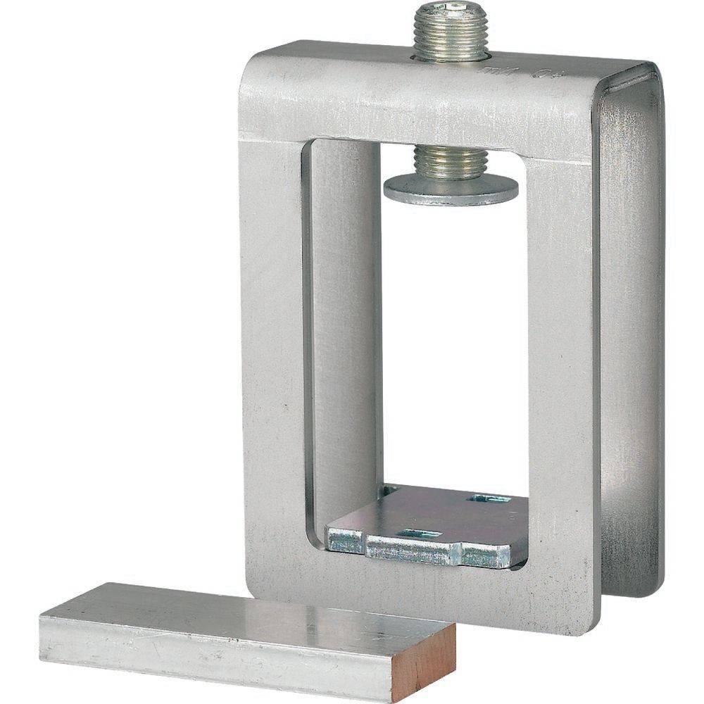 Metall-C-Klemme mit einem Kupferstück darunter, entwickelt für elektrische Erdungsanwendungen.