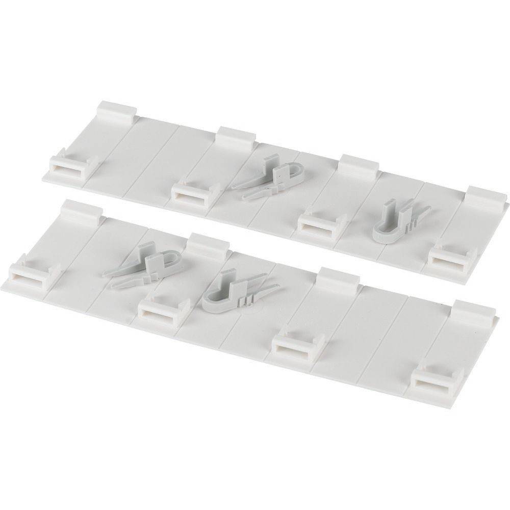 Weißer Kabelorganizer aus Kunststoff mit mehreren Clips und Schlitzen zum sicheren Halten und Verwalten von Kabeln, konzipiert für die Befestigung an Schreibtisch oder Wand.