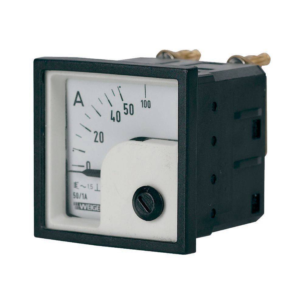 Ein analoges Amperemeter mit einem quadratischen schwarzen Rahmen zeigt eine weiße Skala, die mit Zahlen von 0 bis 100 Ampere markiert ist.
