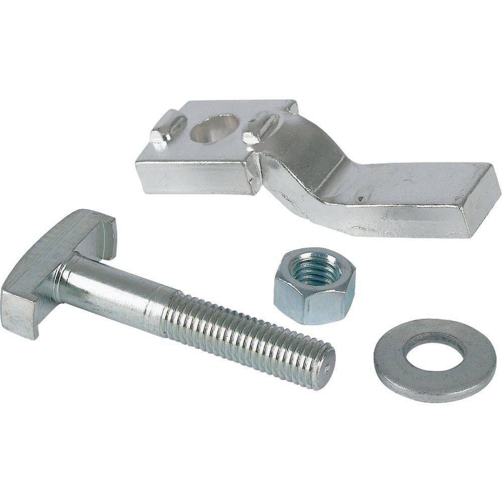 Eine Metallklemmvorrichtung bestehend aus einem Halterungsbügel, einem T-Bolzen, einer Sechskantmutter und einer Unterlegscheibe, angeordnet auf einem schlichten weißen Hintergrund.