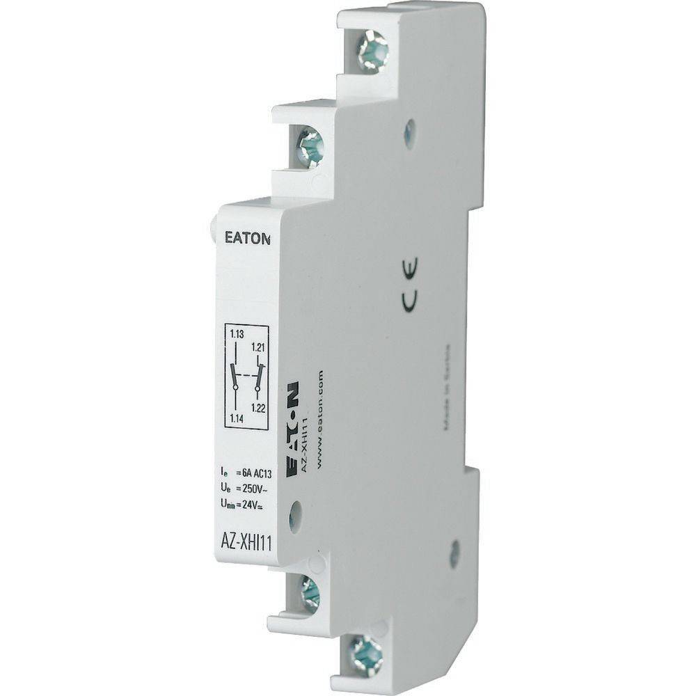 Eine Seitenansicht eines Eaton AZ-XH11 Relaismoduls, weiß in der Farbe mit Bewertungsetiketten, mit elektrischen Spezifikationen und CE-Kennzeichnung.