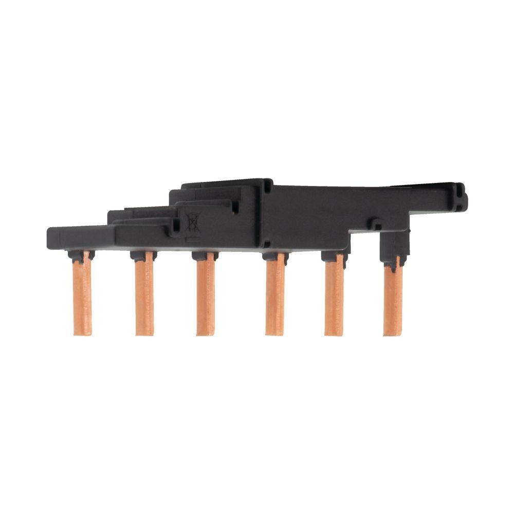 Ein elektrischer Verbindungsadapter mit sechs flachen Kupferstiften, die von einer schwarzen Kunststoffbasis nach unten herausragen.