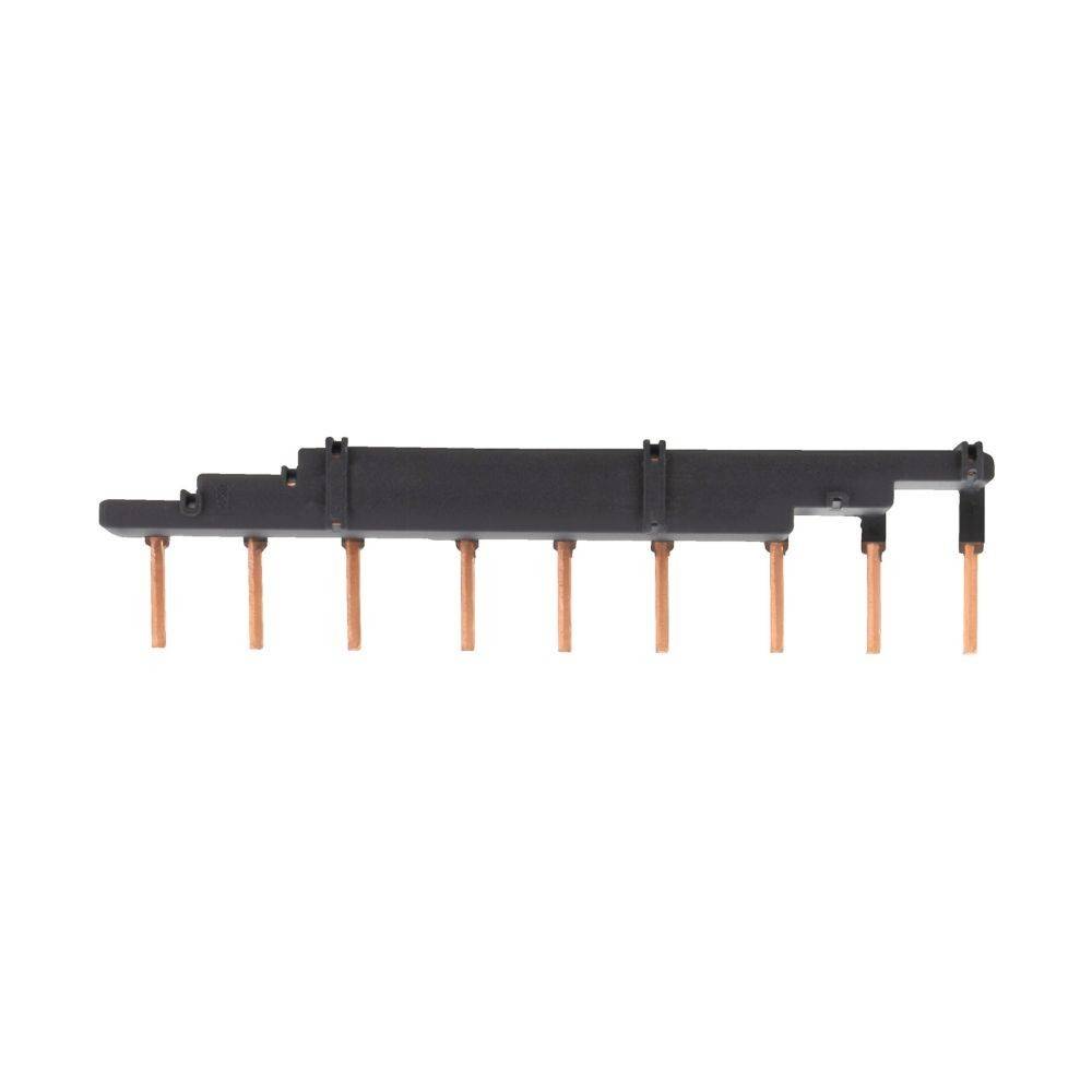 Eine schwarze Kunststoffkomponente mit acht vertikalen Metallstiften, die darunter hervorragen; möglicherweise ein elektronischer Anschluss oder eine Sammelschiene.