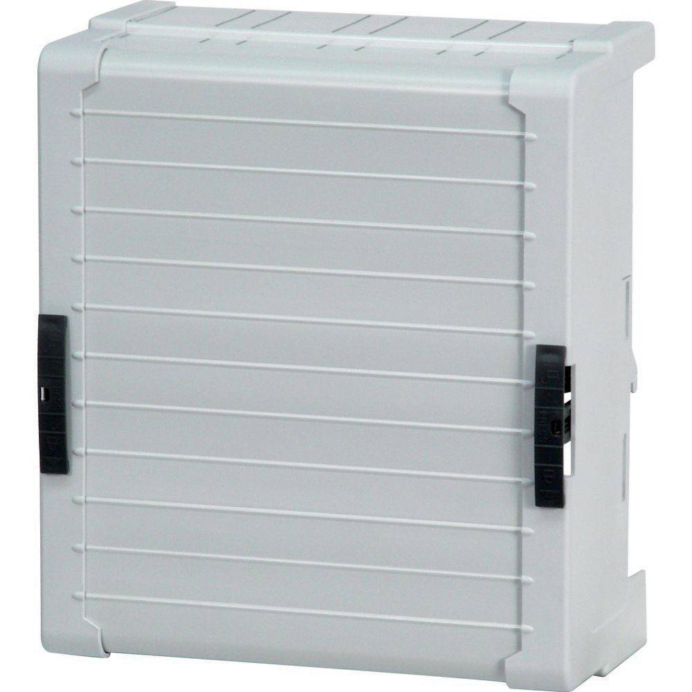 Ein grauer, rechteckiger Elektrokasten mit zwei schwarzen Verriegelungen an den Seiten, versehen mit horizontalen Rillen auf dem Frontdeckel.