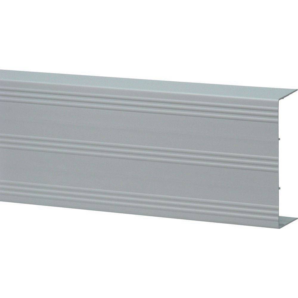 Ein horizontales Metallblechprofil mit gerippter Textur für architektonische oder Bauanwendungen, in neutraler Farbgebung dargestellt.