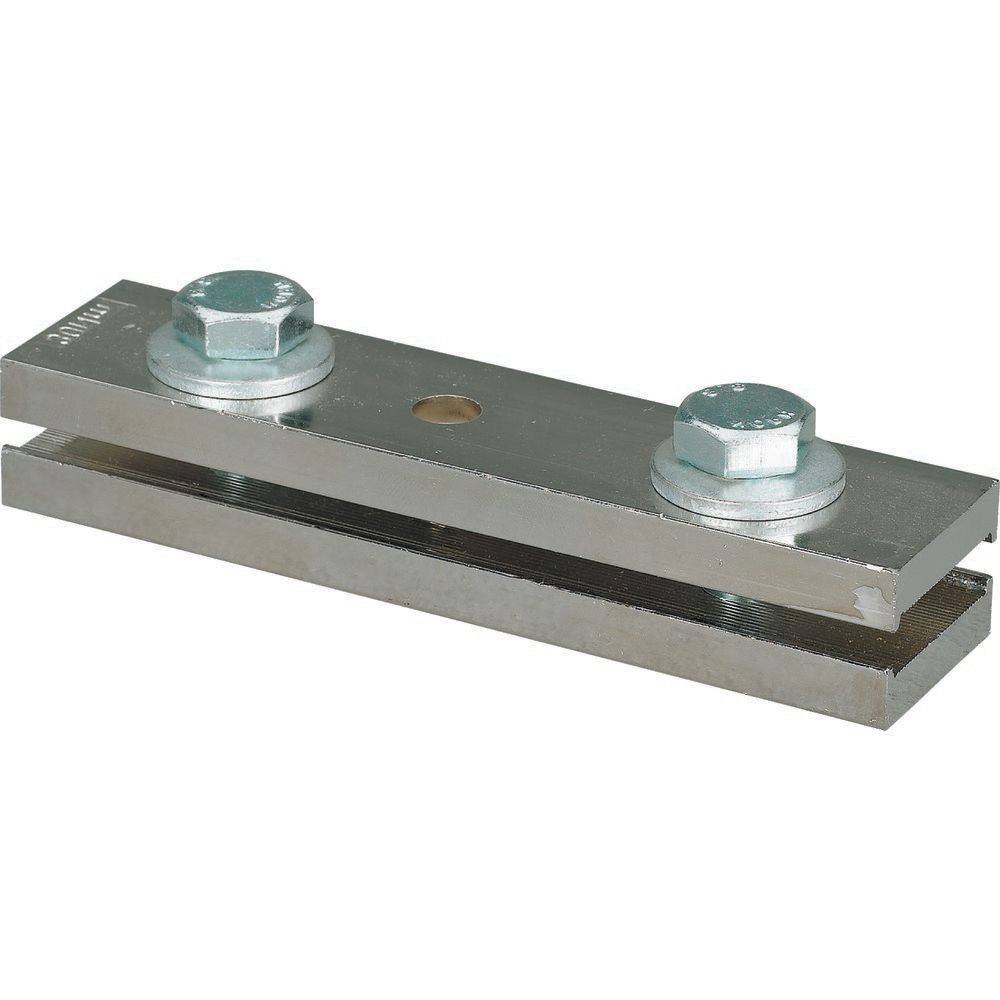 Eine glänzende Metallklemmbefestigung mit zwei Schrauben zum Sichern von Teilen, wahrscheinlich verwendet in industriellen oder mechanischen Montagearbeiten.