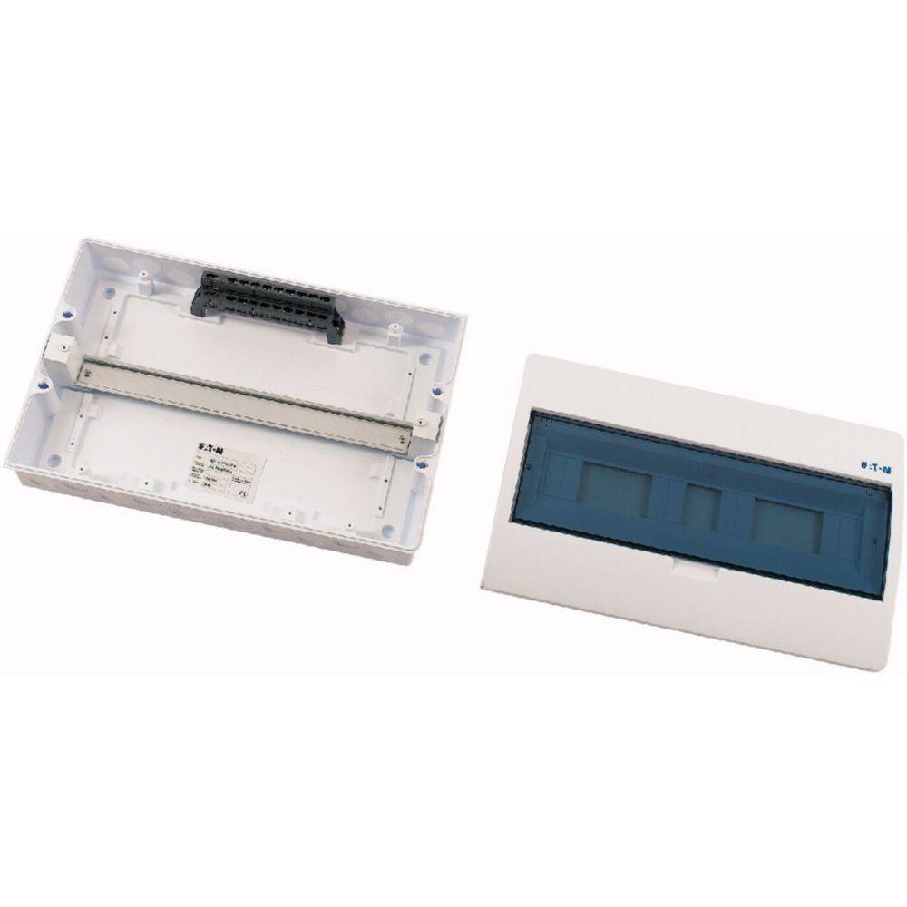 Eine elektrische Verteilertafel mit Abdeckung, die mehrere Steckplätze für Sicherungsautomaten aufweist. Die Abdeckung ist abgenommen und verfügt über einen transparenten Bereich.