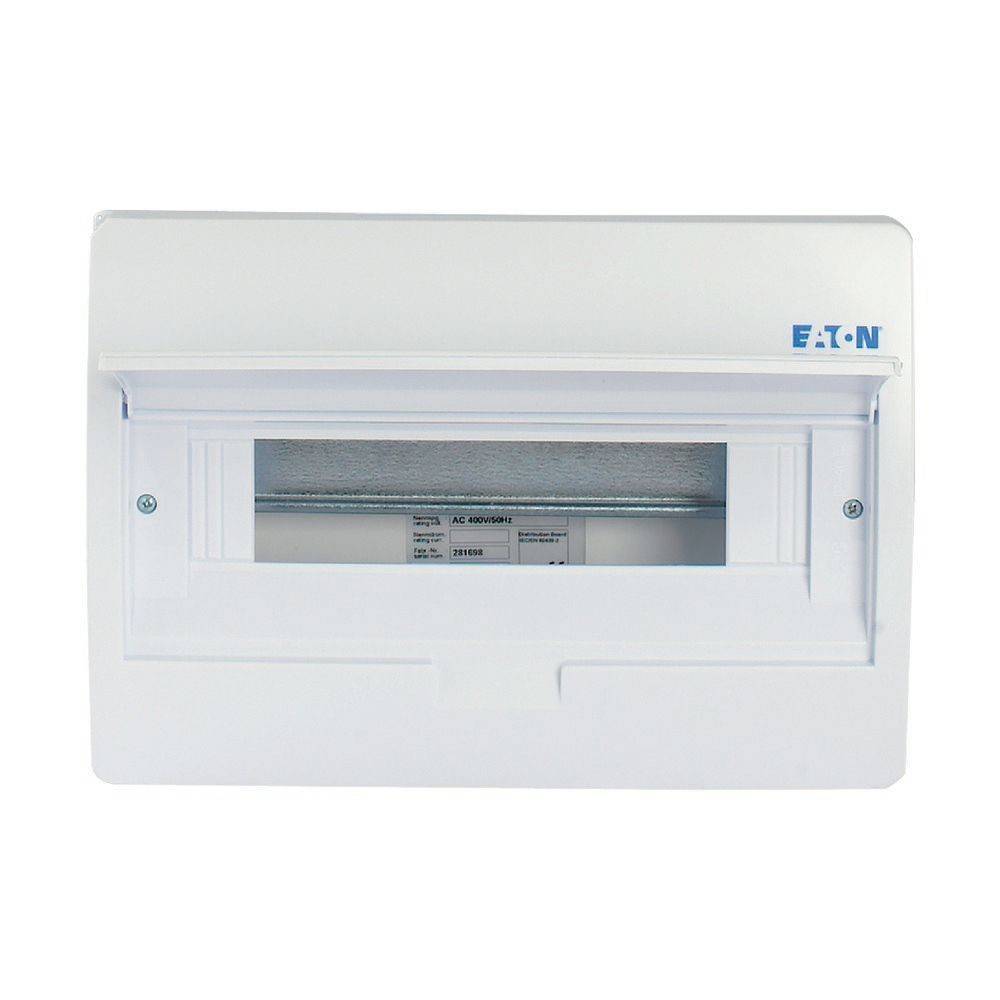 Eine weiße Eaton Elektroverteilertafel mit einem transparenten Fenster und sichtbaren Sicherungsautomaten im Inneren, die zur Aufnahme elektrischer Anschlüsse verwendet wird.