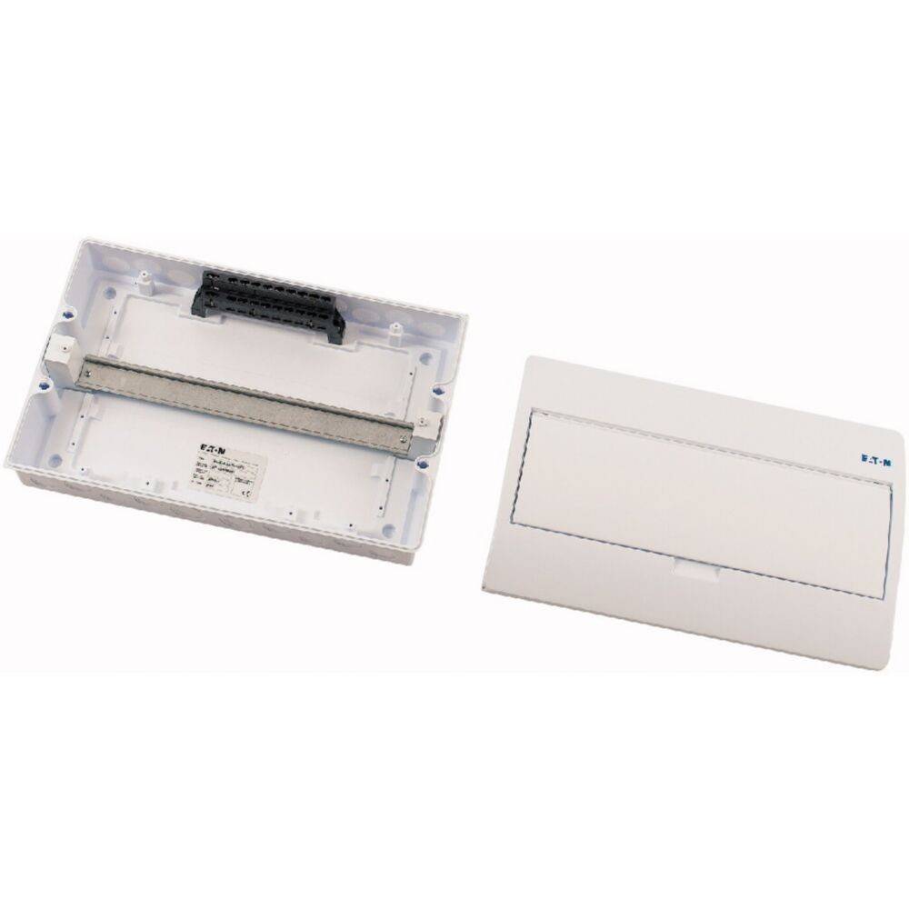 Eine offene elektrische Verteilerdose mit einer Reihe von Schaltkreisplätzen, neben ihrer abgenommenen Abdeckung. Das Markenlabel ist in der oberen Ecke der Abdeckung sichtbar.