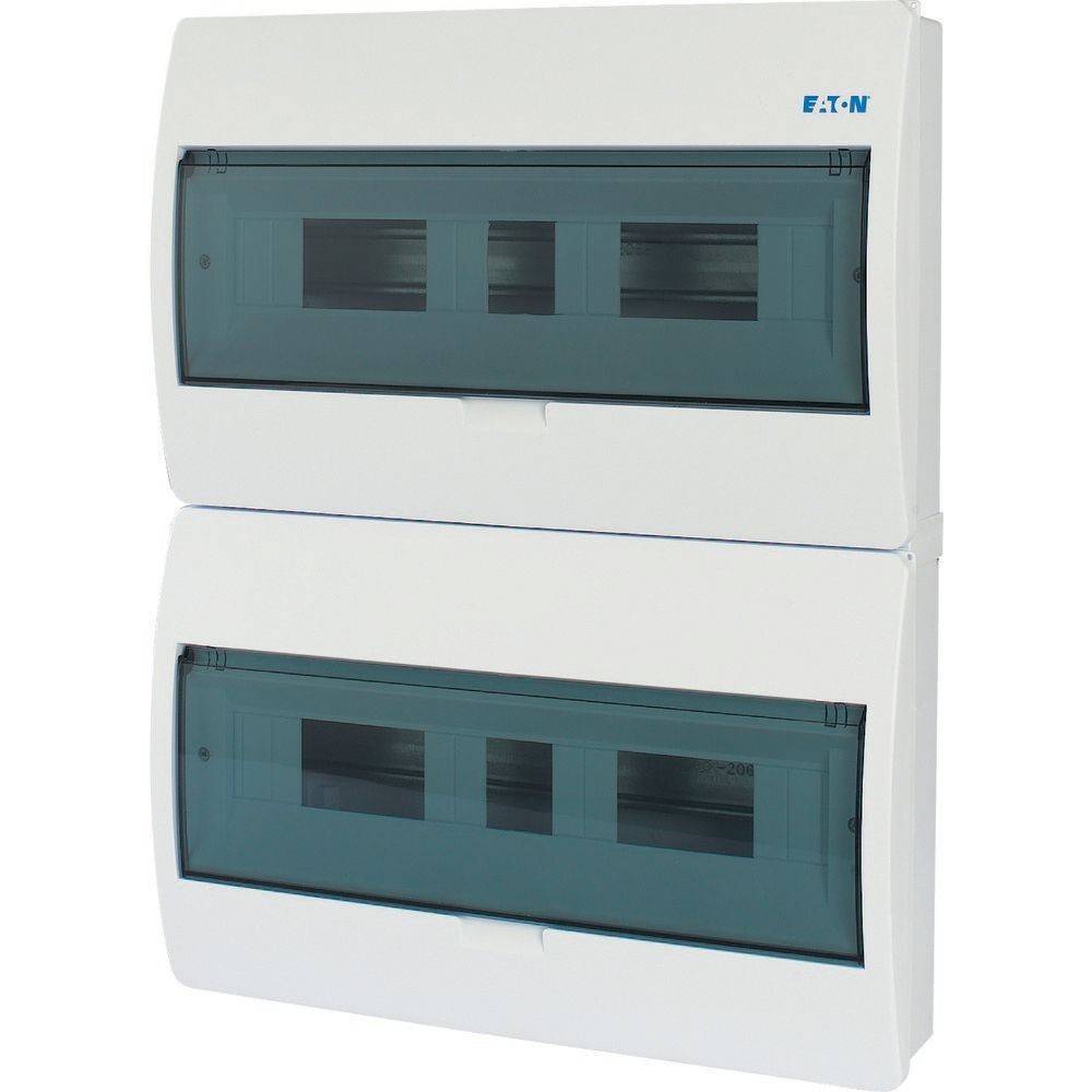 Eine weiße, zweiteilige Elektroverteilertafel mit transparenten grauen Abdeckungen, übereinander montiert.