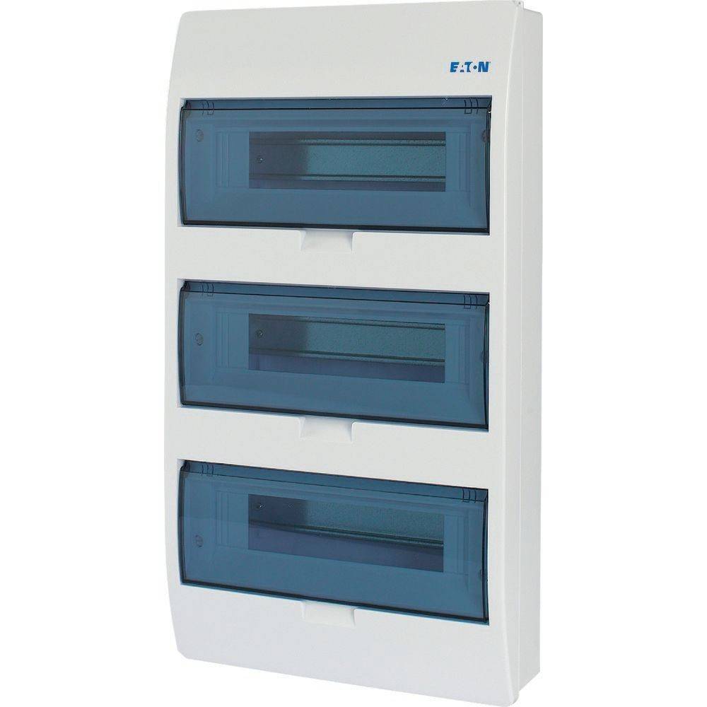Ein weißer elektrischer Verteilerschrank mit drei blauen durchsichtigen Abdeckungen, die jeweils Reihen von Sicherungsautomatenkammern schützen, hergestellt von Eaton.