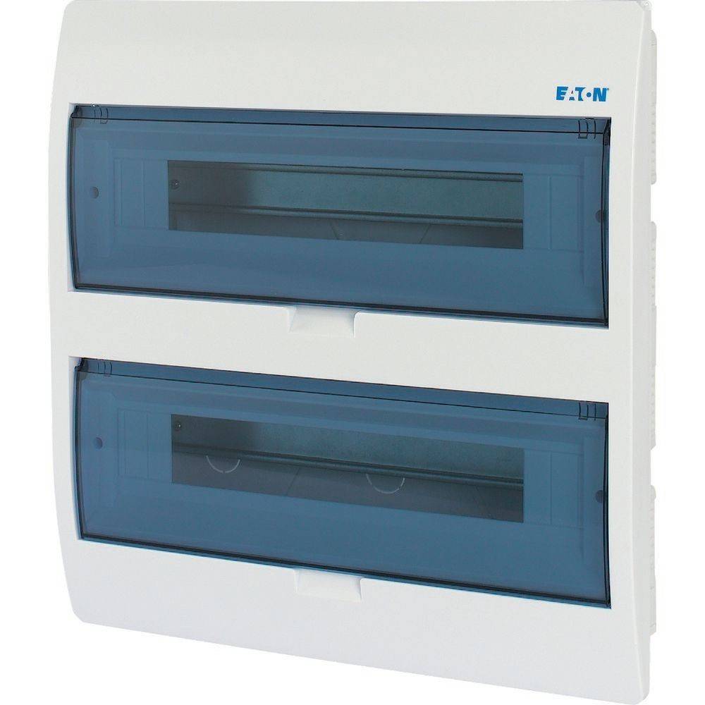 Ein weißes elektrisches Sicherungsverteilerkästen mit zwei blauen transparenten Abdeckungen, mit dem Eaton-Logo in der oberen rechten Ecke.
