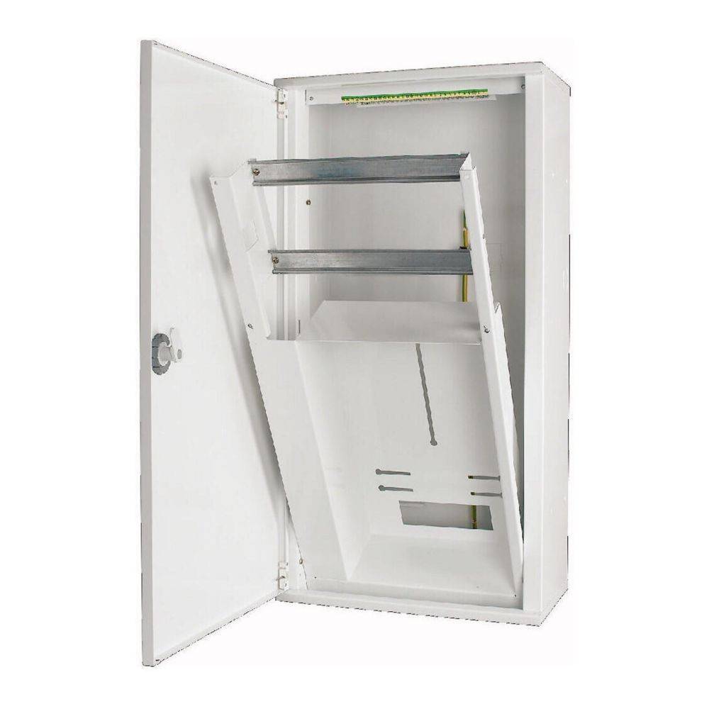 Ein weißer Metallschaltschrank mit einer offenen Tür und mehreren Innenpanels, der zur Organisation von Leitungen und elektrischen Komponenten verwendet wird.